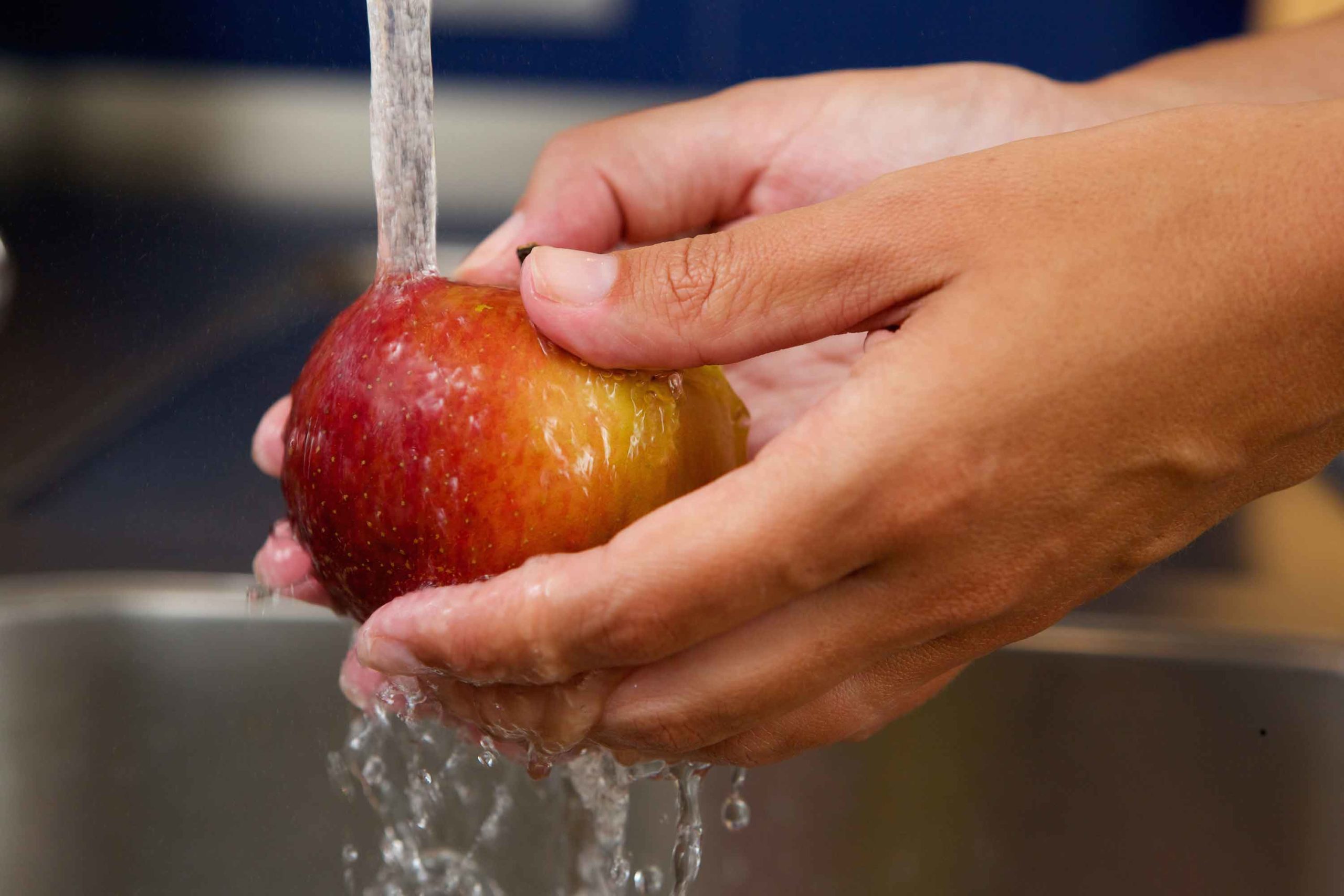 Как правильно мыть фрукты. Мытье яблок. Моет яблоко. Вымыть яблоки. Мытые фрукты.